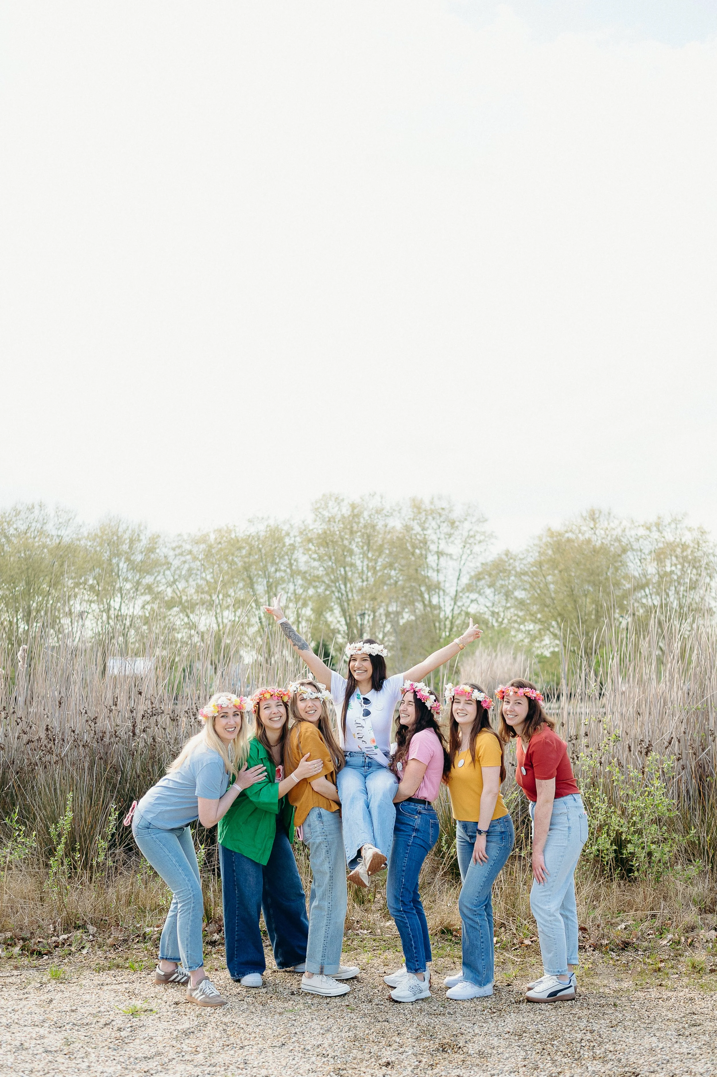 Séance photo EVJF à Bordeaux avec des participantes réunies autour de la mariée dans une ambiance conviviale