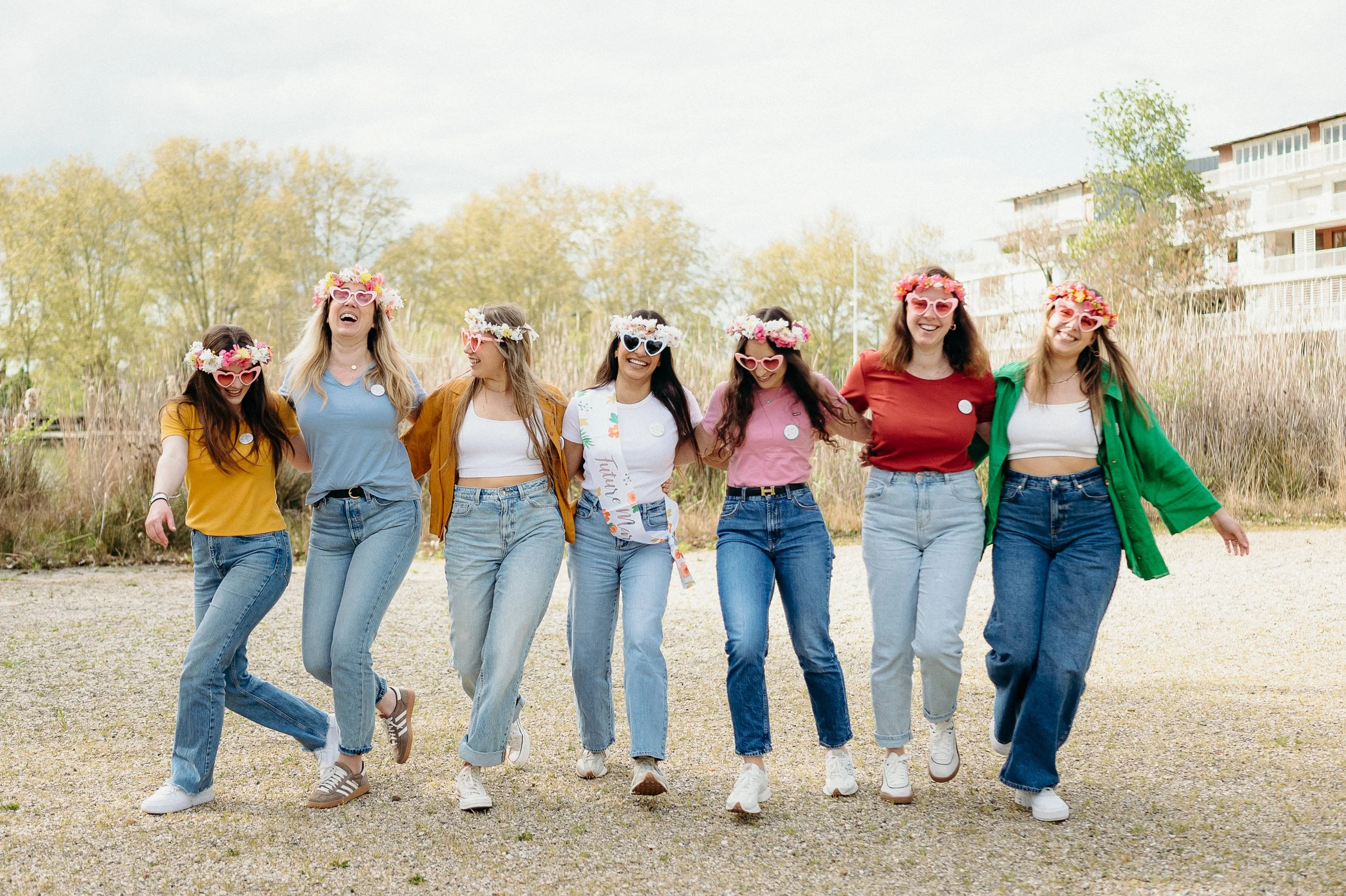 Shooting photo EVJF à Bordeaux ambiance fun et détendue avec un groupe de filles en couleur