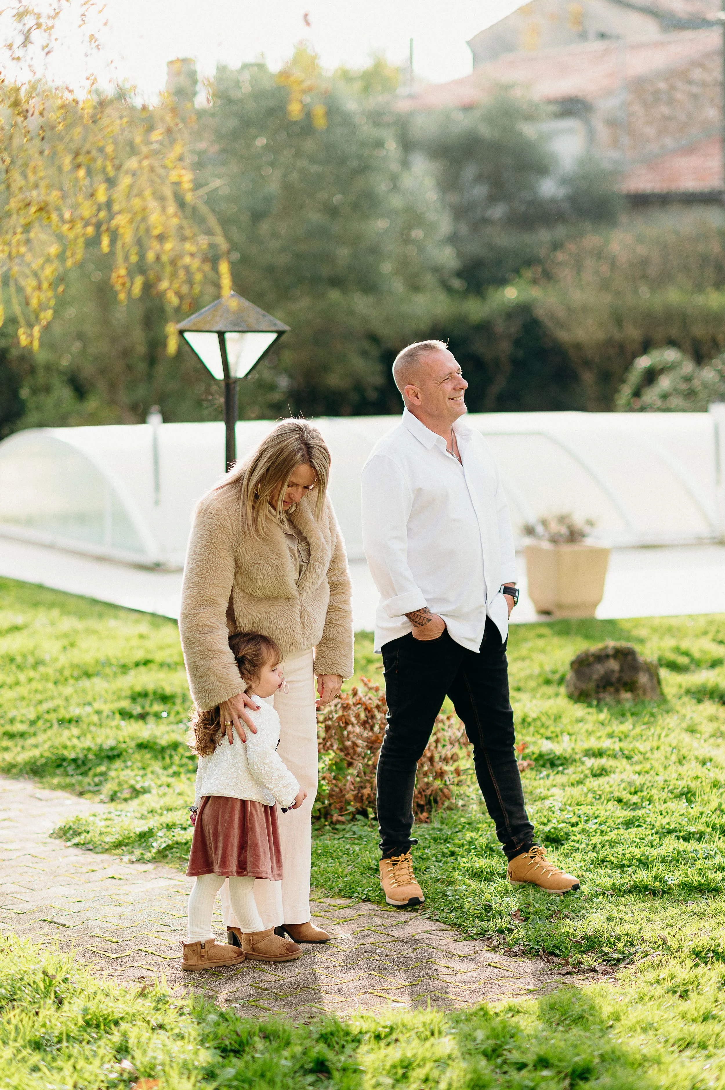 Photos de famille adulte à Bordeaux marchant ensemble dans le jardin familial