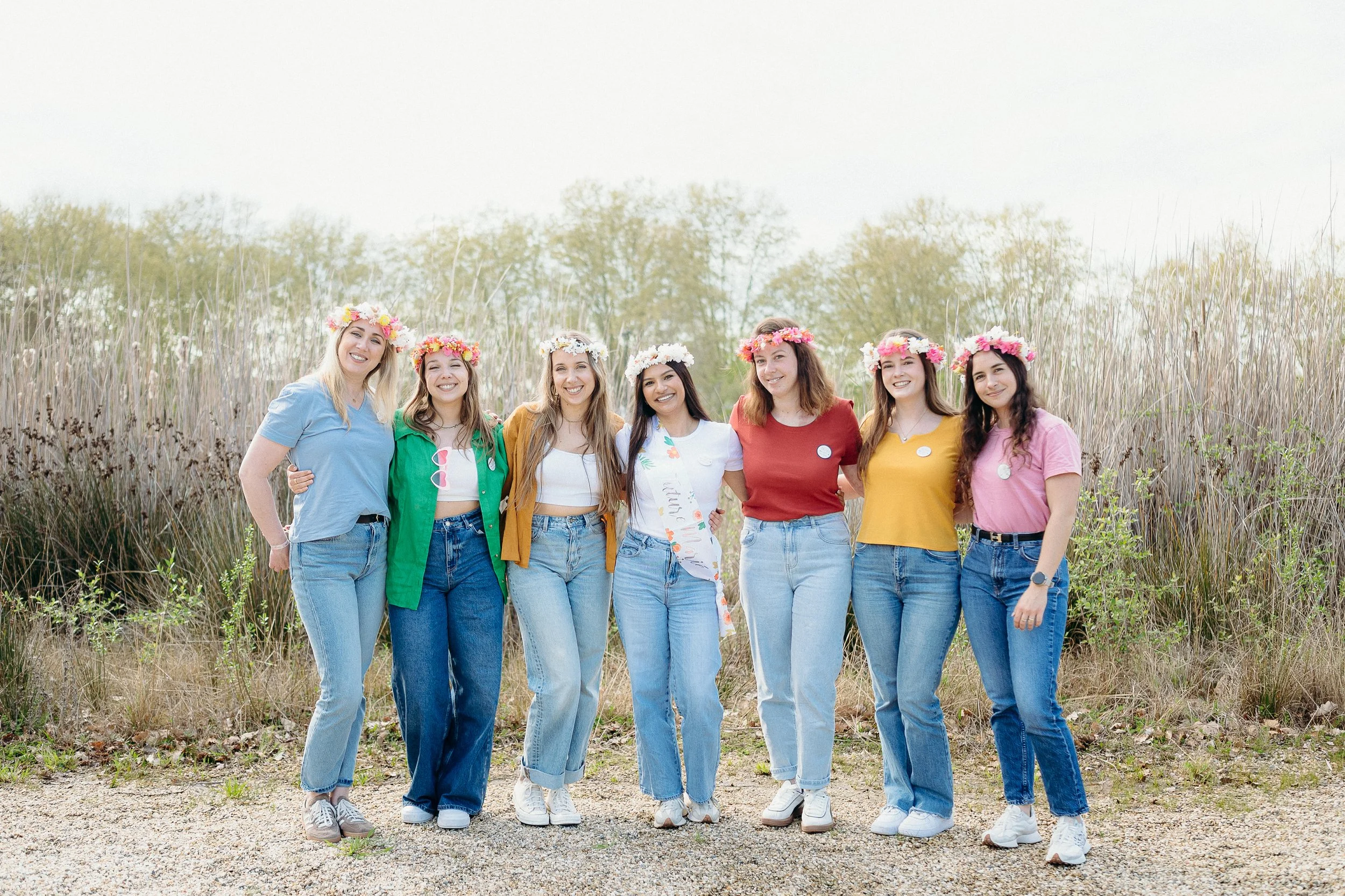 Séance photo EVJF au jardin botanique de Bordeaux avec un groupe de filles alignées et souriantes