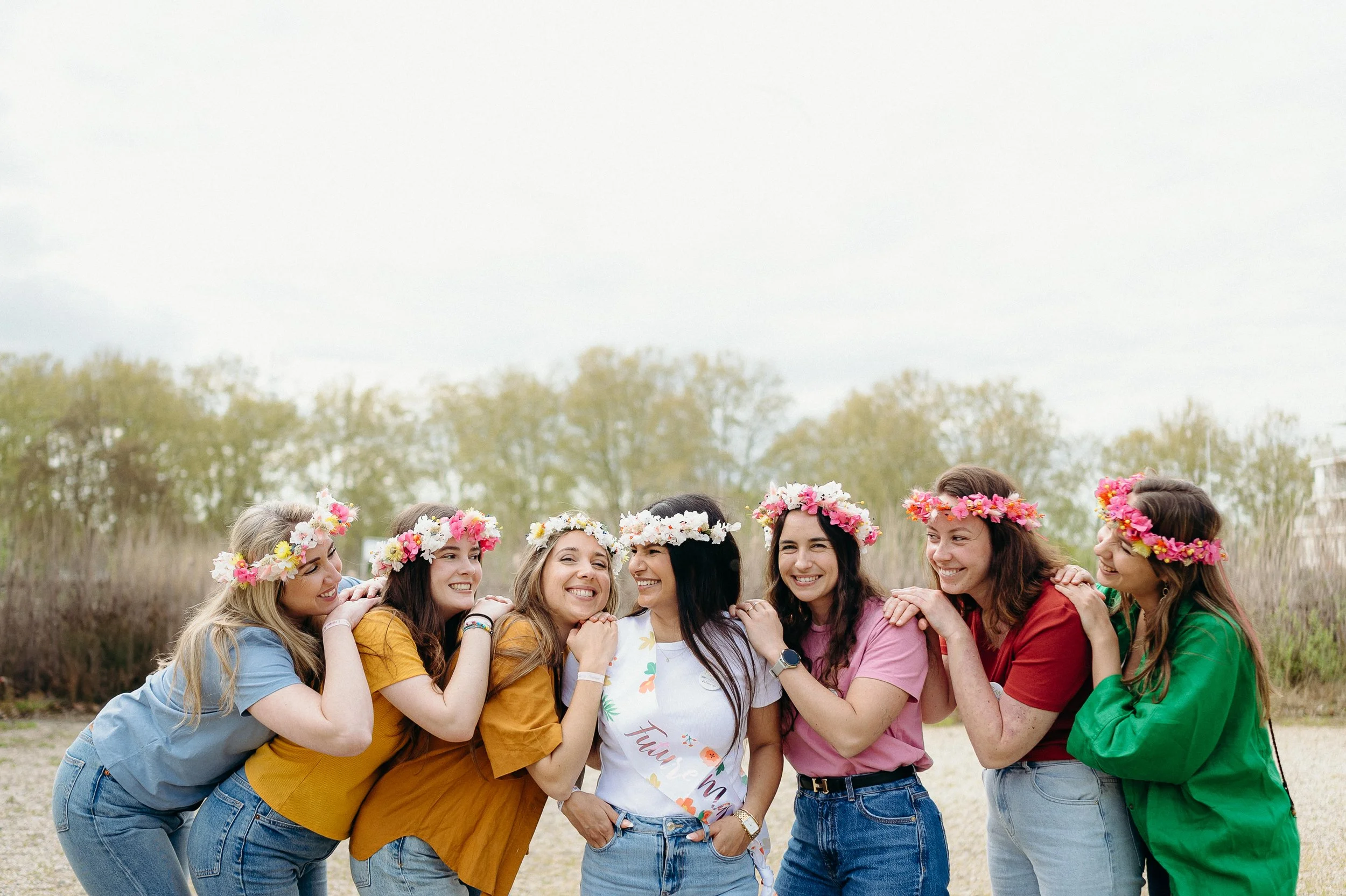 Photographe EVJF à Bordeaux capturant un moment de rires et de complicité entre copines lors d’un EVJF