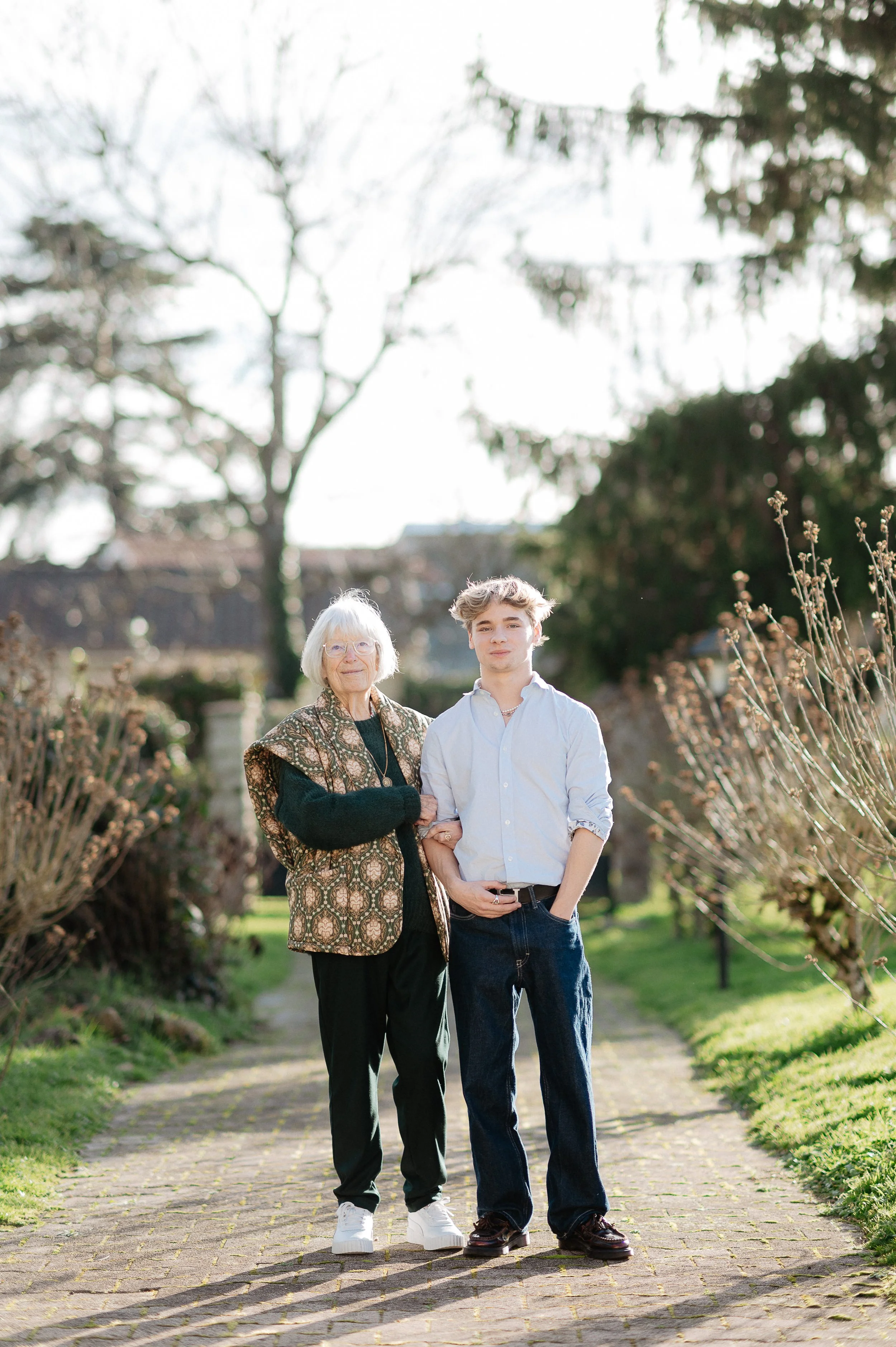 Photos de famille à Bordeaux avec parents et enfants adultes réunis dans un cadre naturel