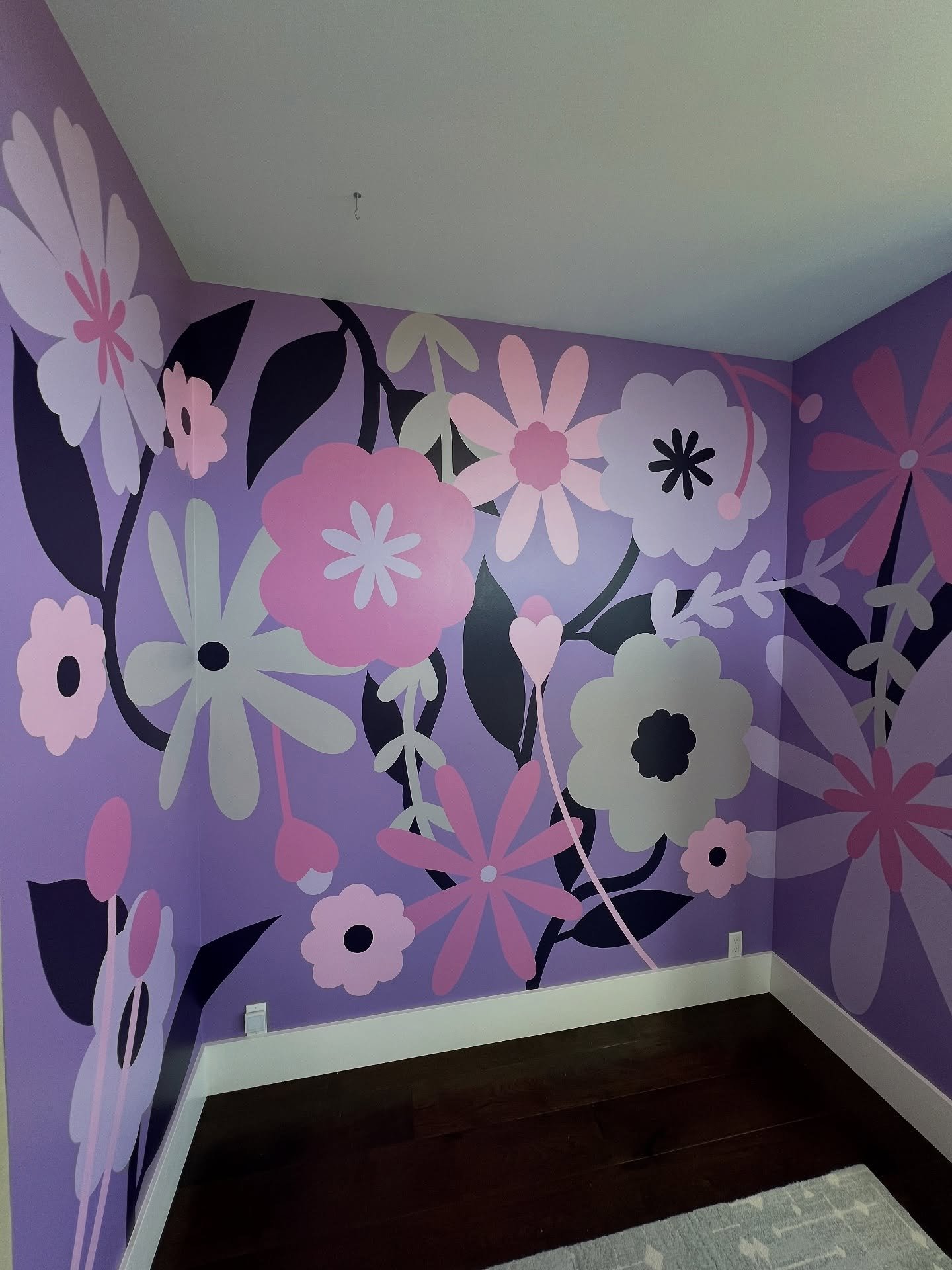 This bedroom mural was an absolute dream job for me 🌸🌷🌼 Lovely clients, no revisions, getting to try something a little different, 3.5 day installation. Loved every minute of this one!