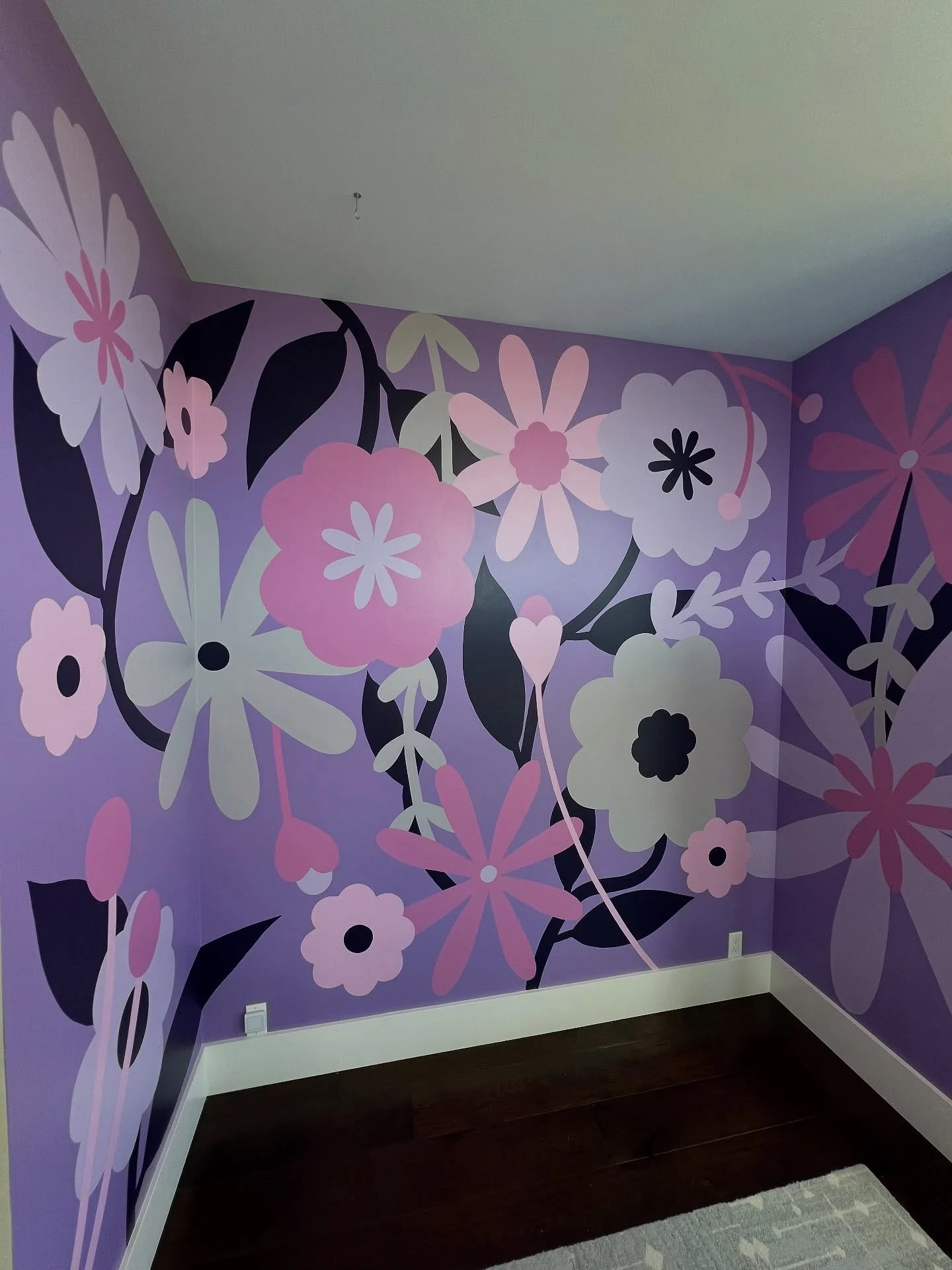 This bedroom mural was an absolute dream job for me 🌸🌷🌼 Lovely clients, no revisions, getting to try something a little different, 3.5 day installation. Loved every minute of this one!