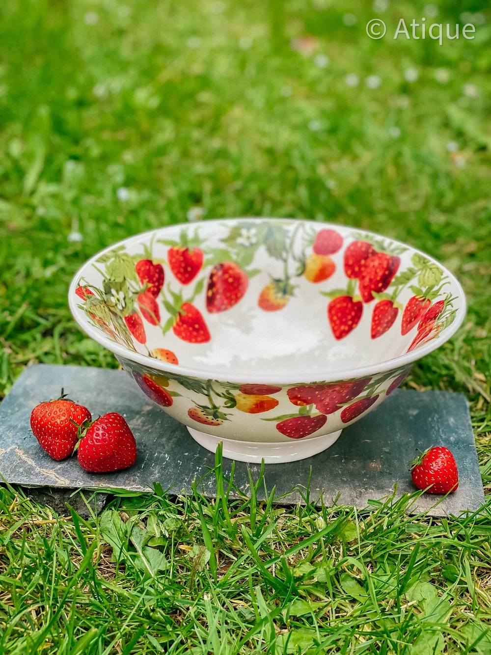 Emma Bridgewater Vegetable Garden Serving Tray – 31cm Round Metal Deepwell Tray