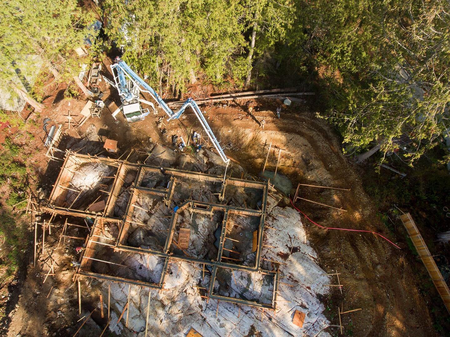 Foundation complete! 

@athomeconstructionltd 
#sunshinecoast #sunshinecoastbc #robertscreek #scriberockfoundation #foundation #concrete #customhomes #homebuilder #forming #pumptruck #rock