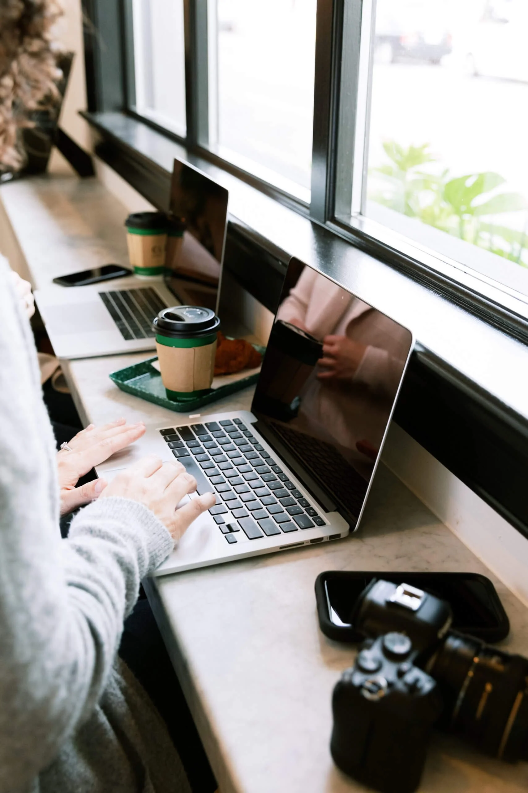 Lady working on a laptop in a coffee shop
