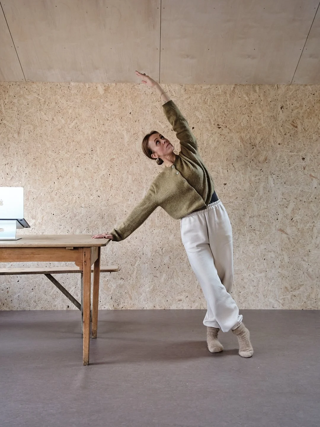 So happy with the photos from @emmalewisphotographer and can&rsquo;t wait to share them all. Here are 3 of moves you can do at your desk tomorrow. Save it for later 🤘🏻