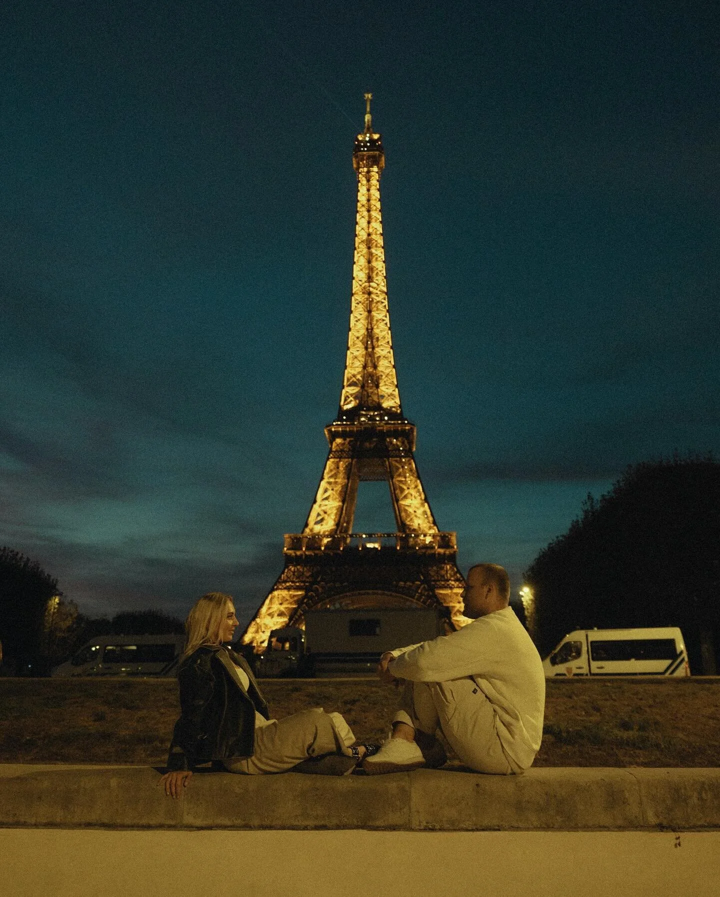 Let&rsquo;s fall in love underneath the Eiffel Tower🇫🇷❤️