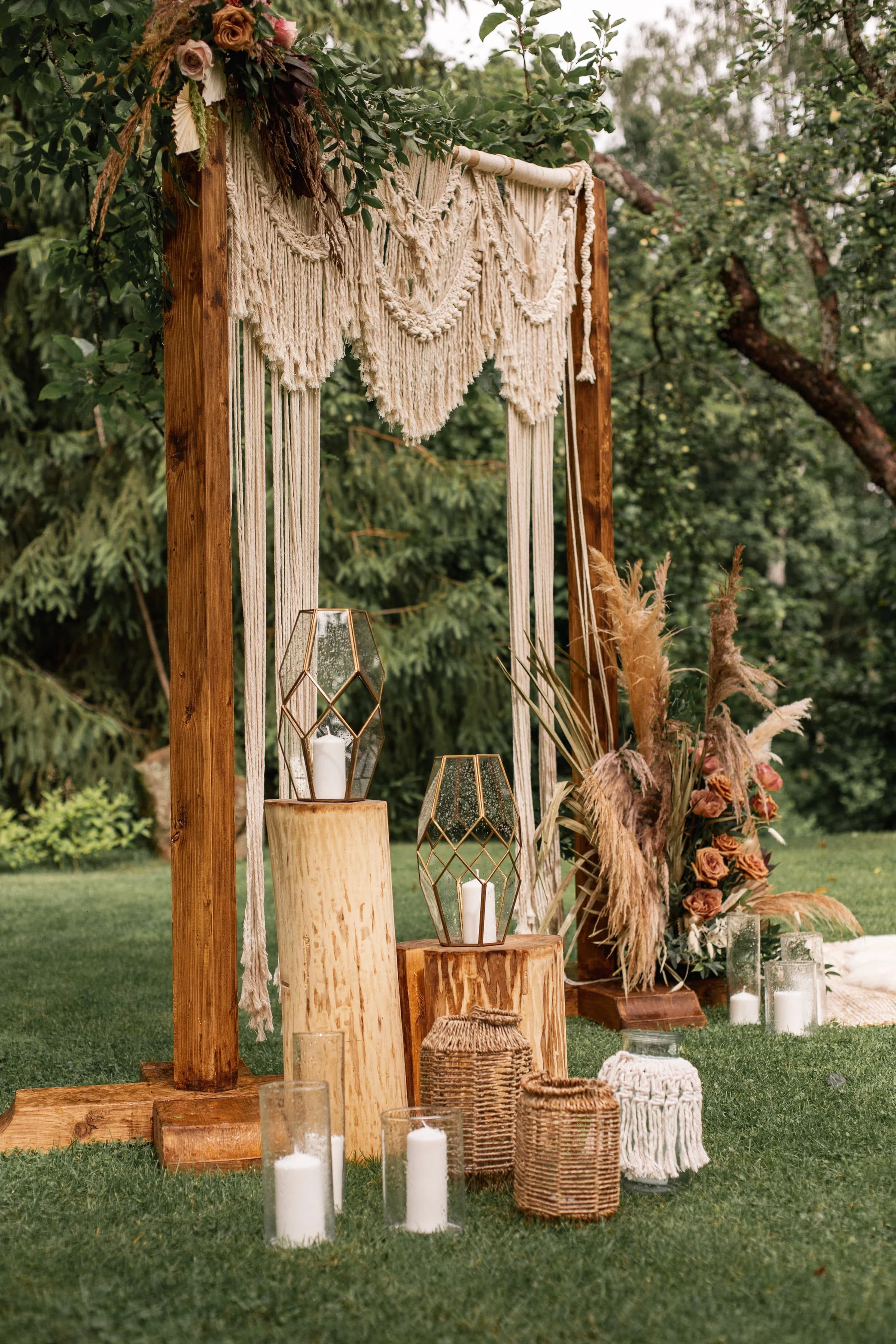 Podi un Podi kāzu dekors.jpeg