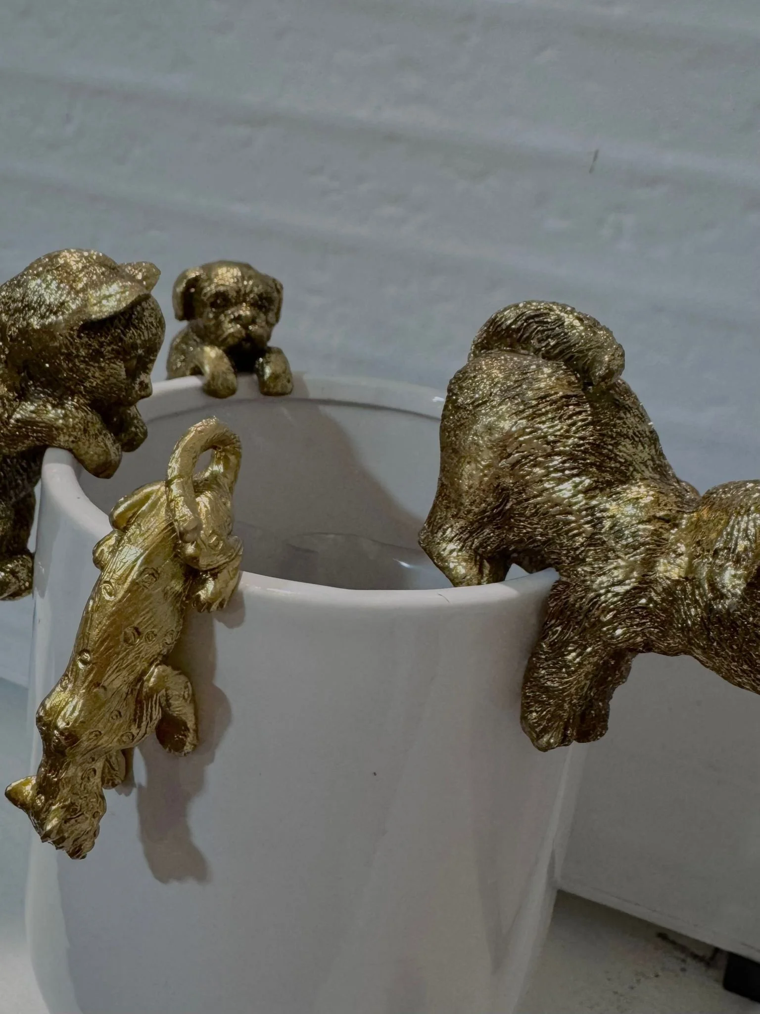 Zelta krāsas podu dekori