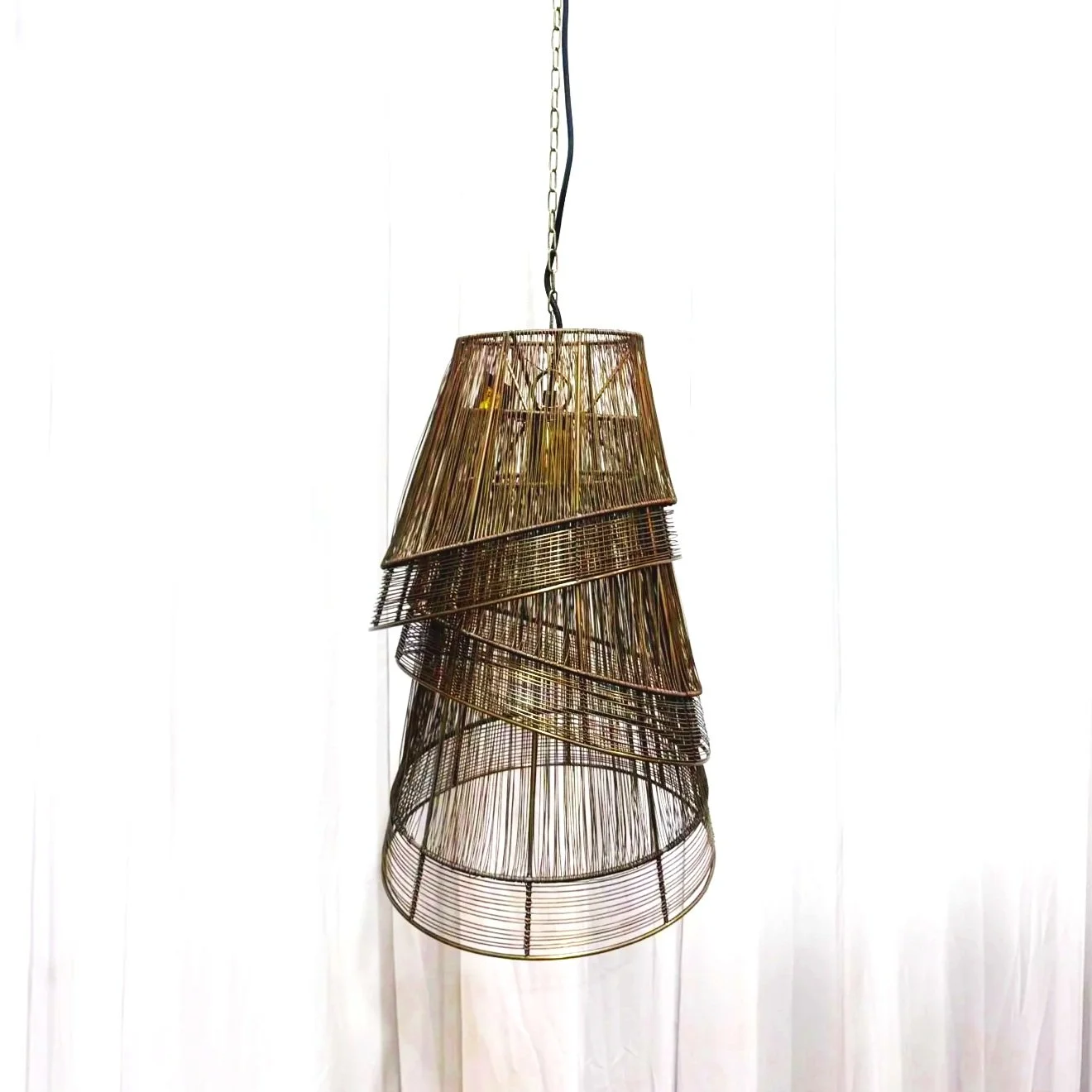 Kaskādes pītā lustra