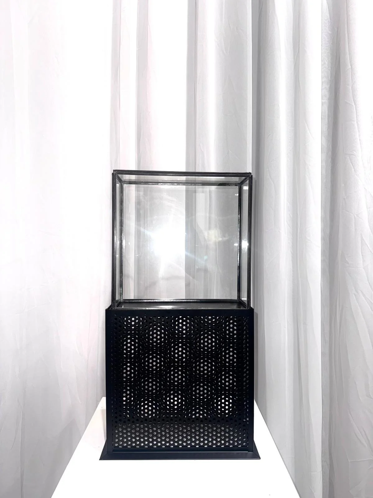 Metāla dekorativais svečturis ar stiklu