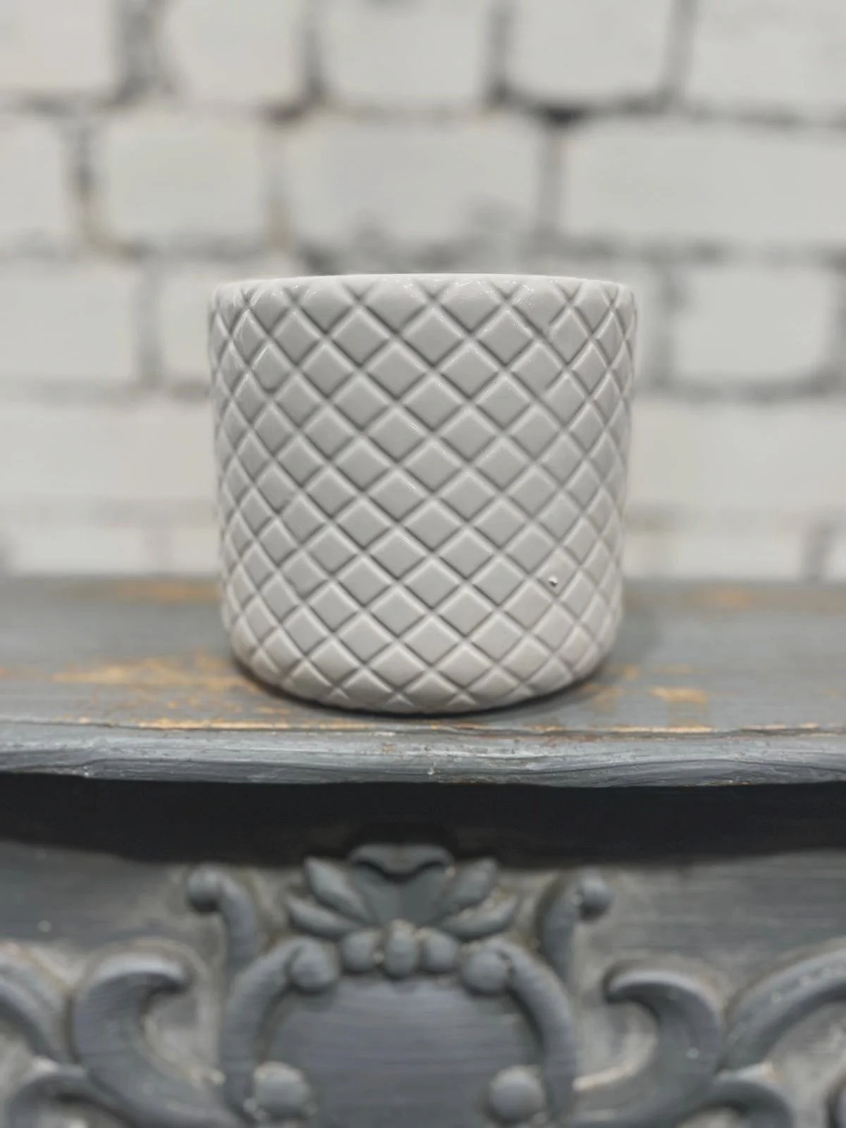 Balts keramikas pods ar rūtainu reljefu