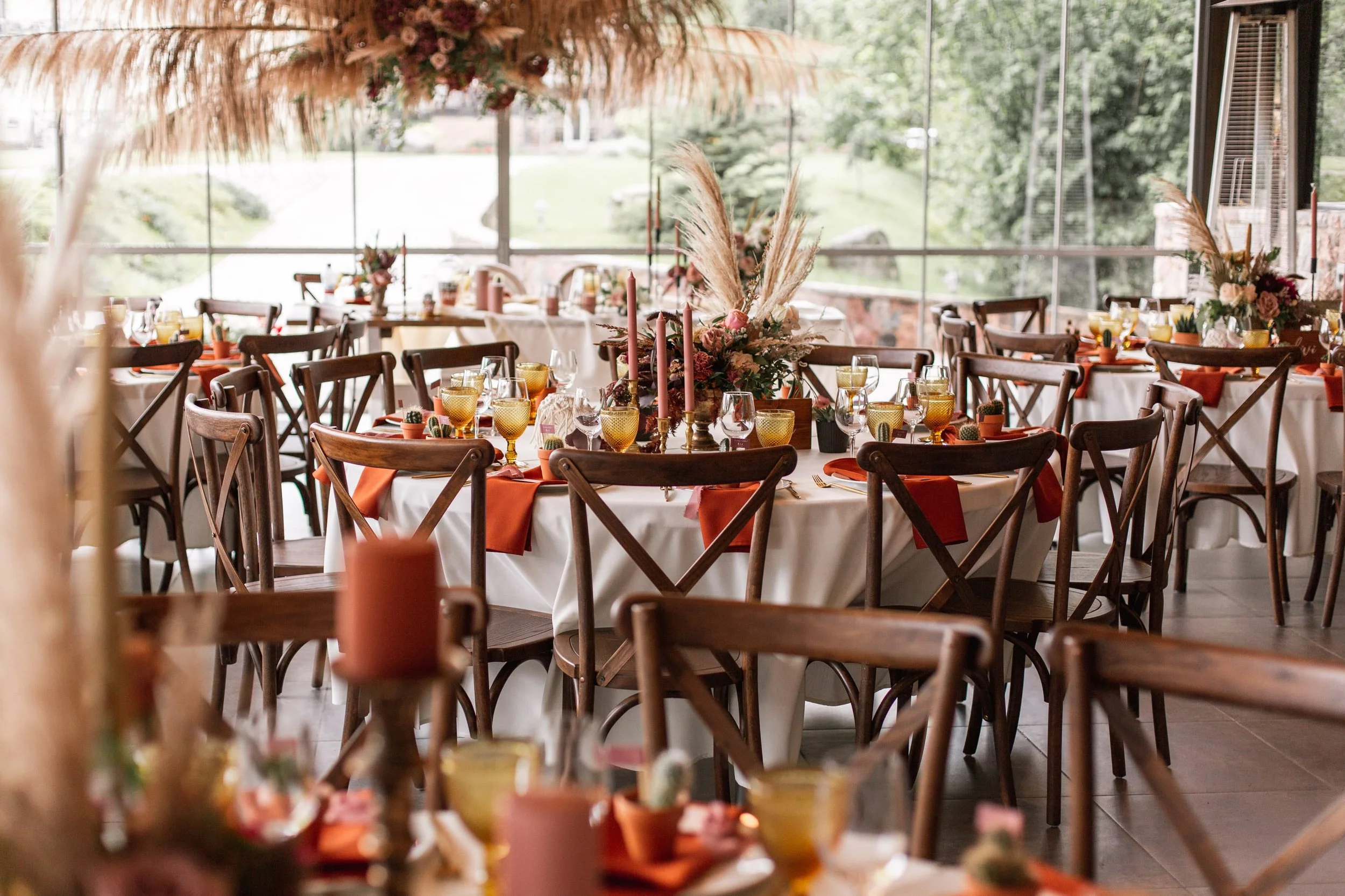 Podi un Podi kāzu galda noformējums.jpeg