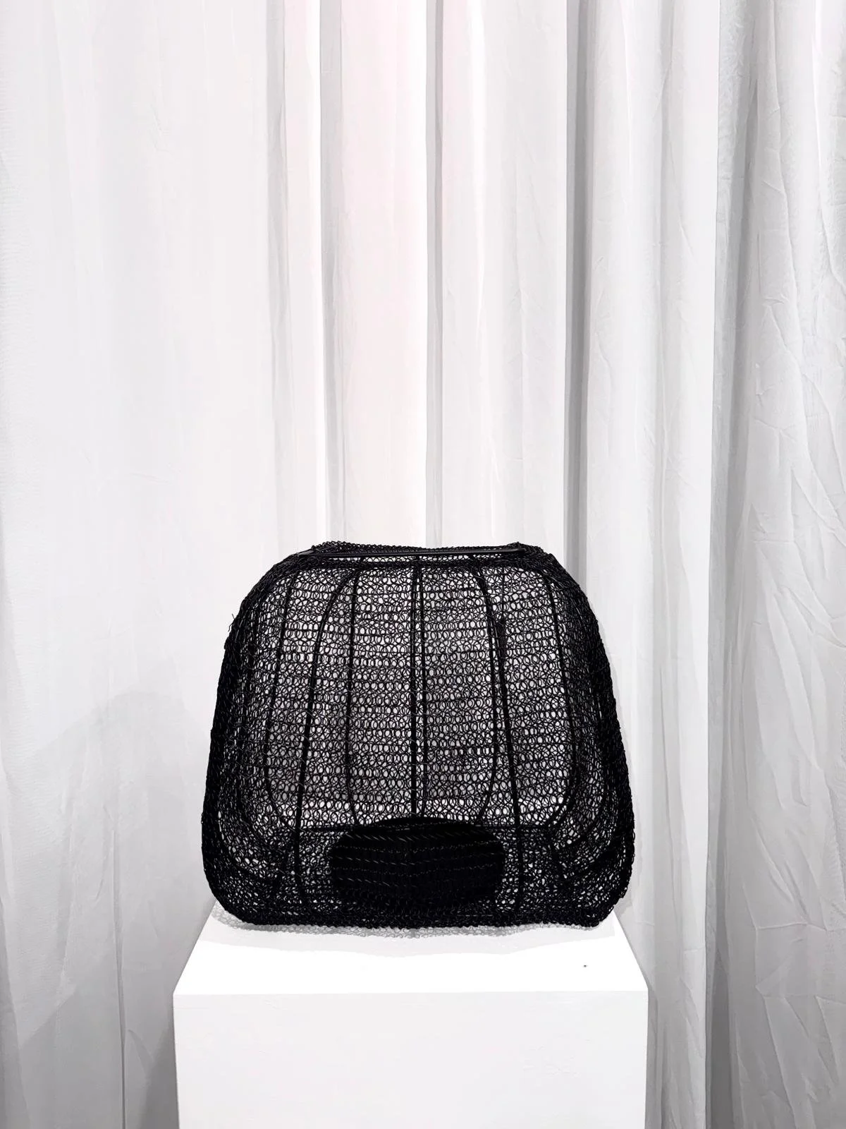 Melns pinuma svečturis