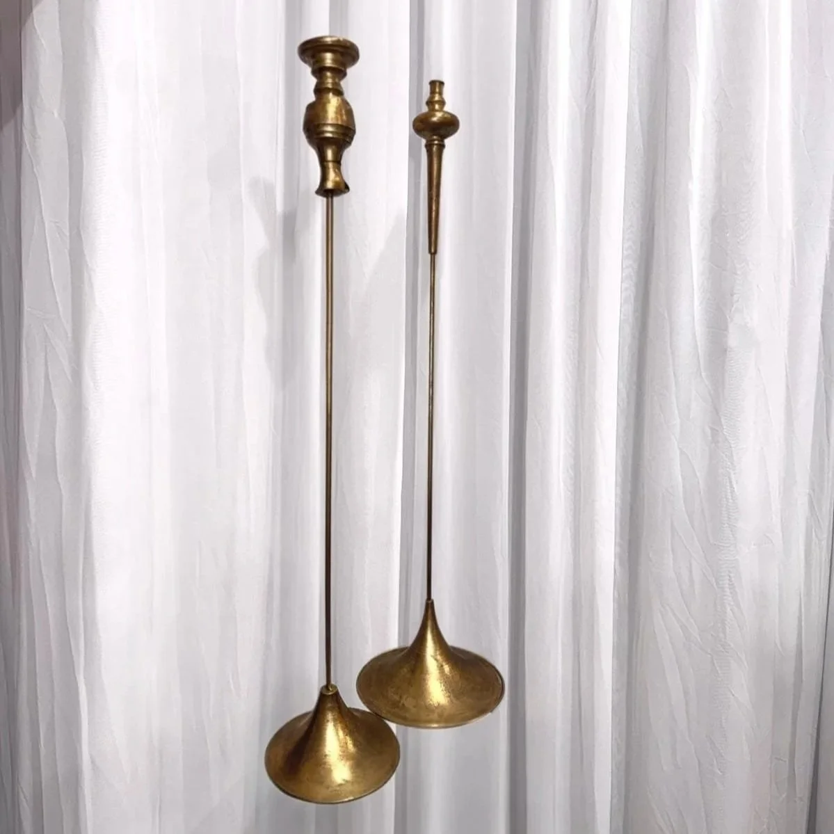 Gari zelta svečturi