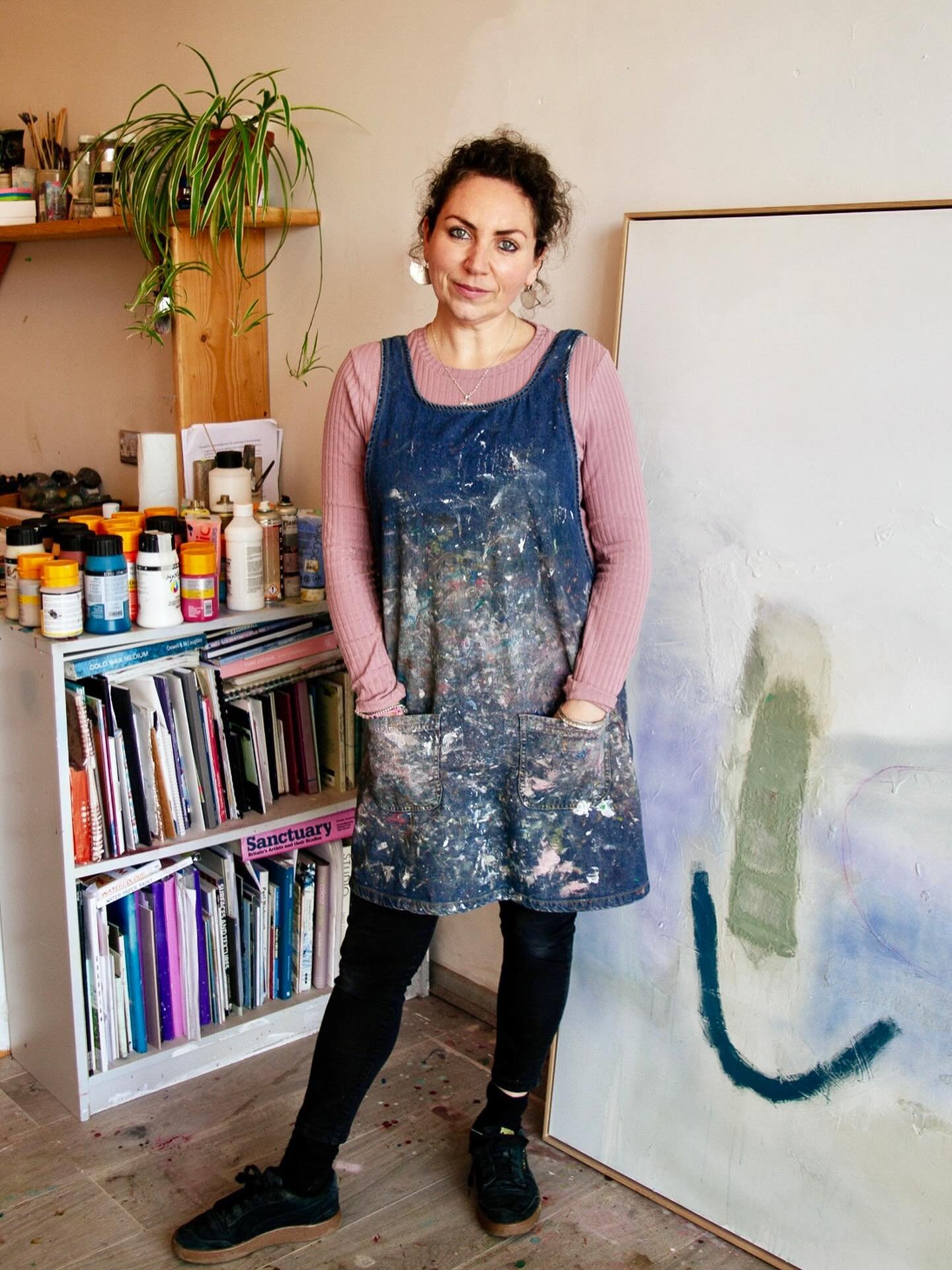Hello to my followers old &amp; new 🖐🏻

I&rsquo;ve had a few more of you follow my journey of late, so I thought I&rsquo;d come on here &amp; reintroduce myself. 

My name is Laura and I&rsquo;m an abstract painter who lives in Cornwall. I think of