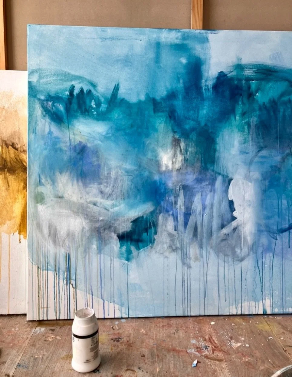Summer studio ☀️ If you&rsquo;re in Cornwall over the holidays &amp; would like to come &amp; see what paintings I have available, please do reach out as I&rsquo;d love to welcome you. X❤️

#blueabstract #expressivepainting #gesturalpainting #artcoll