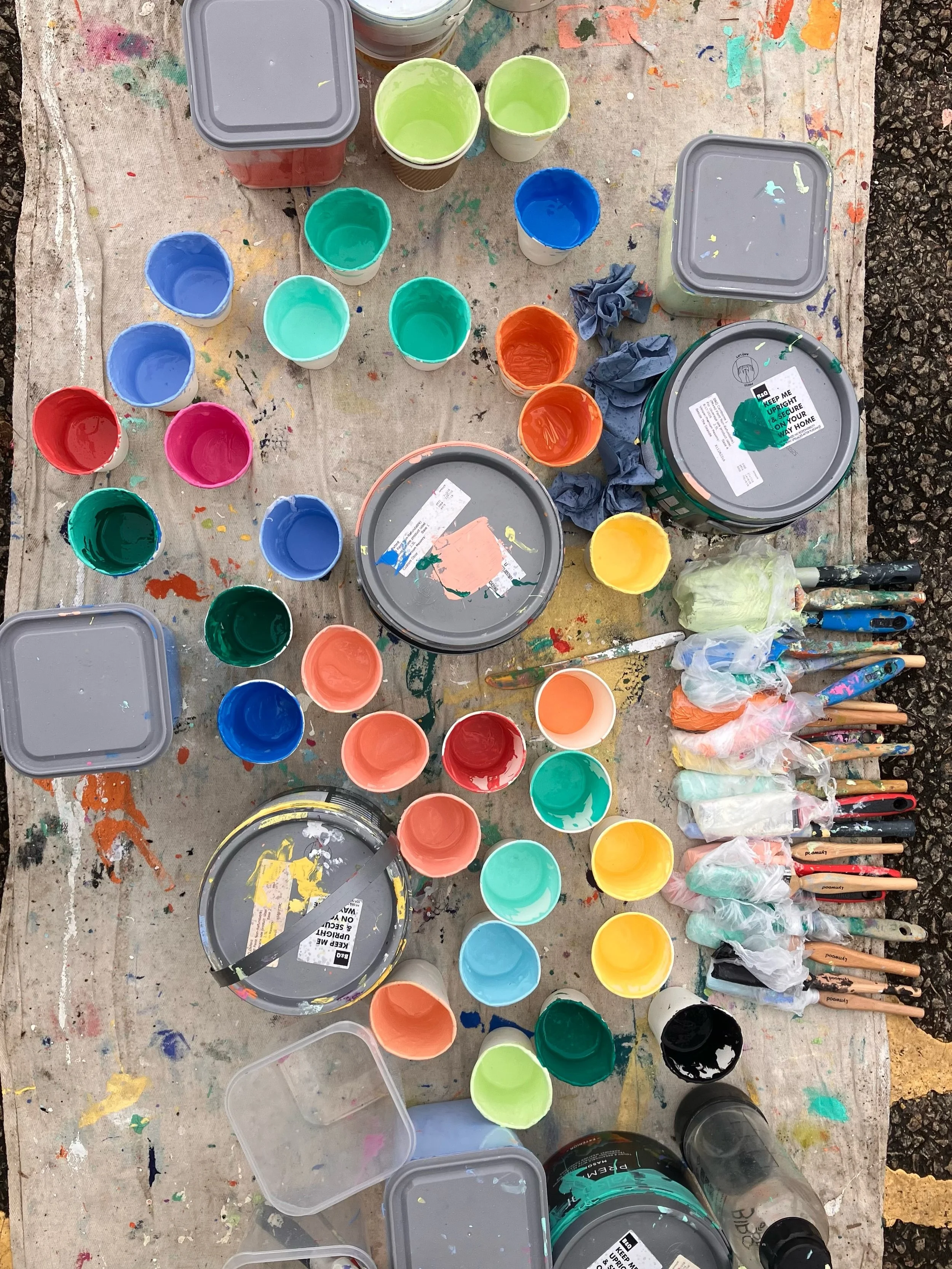 Last week, I had the absolute joy of working with @lisa_made_it and a wonderful group of young people from Cornwall to create a vibrant and colourful public mural in the heart of Camborne.

The project was developed around the theme of belonging and 