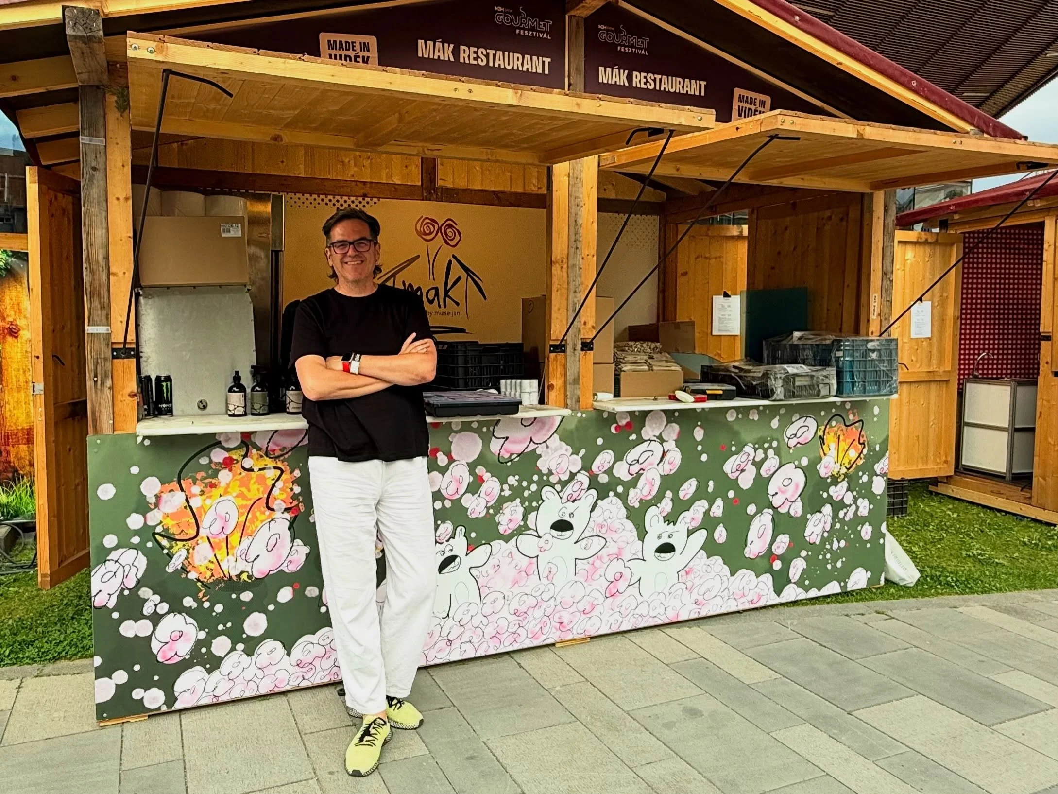 ha mentek a @gourmetfesztival -ra akkor k&ouml;nnyű lesz a @makbudapest standj&aacute;t felismerni. &eacute;rdekes remixelni a saj&aacute;t festmenyem n&eacute;gyszer nagyobba, a medv&eacute;k most mintha sokkal vid&aacute;mabban dob&aacute;ljn&aacut
