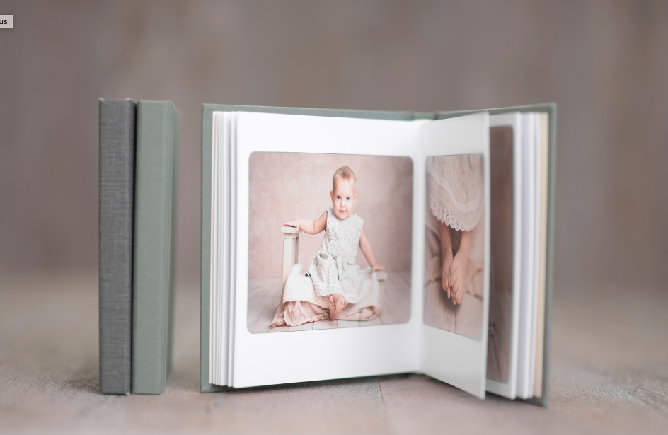 Et prisgunstig kvalitetsalbum som håndlages på Lundeby &amp; CoSaga Album er et rimelig alternativ uten laminat. Det er printet med høyeste fotokvalitet på Luster. Albumet er av typen "Layflat" uten skjøt mellom sidene, sånn at bildet går helt smoot…