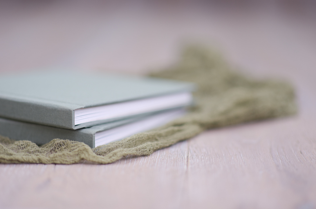 Bildene printes på Epson lustre papir og blekk. Sidene blir produsert i oppslag slik at fotografen kan lage flotte utfallende panoramabilder for deg.Du velger bildene &amp; Grefslie Photography skreddersyr et album du stolt kan vise frem. Albumet få…