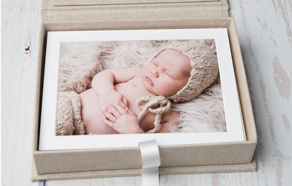 Et prisgunstig bildeprodukt som håndlages på Lundeby &amp; CoImage Box er en delikat måte å få eller gi bort bilder på. Boksen rommer 10 stk bilder med passepartout &amp; kartongbakside. Bildene printes med høyeste fotokvalitet på Luster som er vanl…