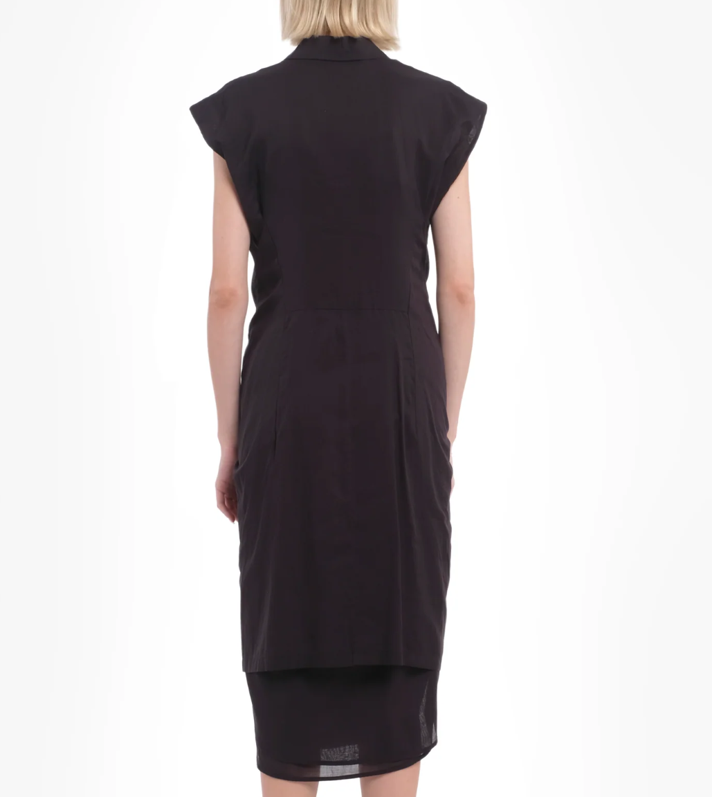 Tela D. Piramid midi shirt dress in black with front knot, ruched detail, and sleeveless design.