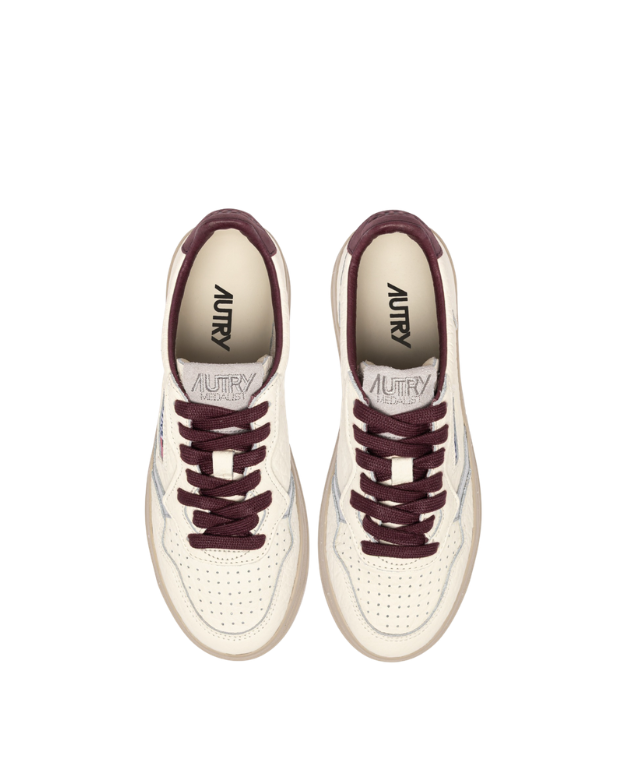Autry Medalist Low sneakers in fig and silver with grained leather, nubuck details, and retro-inspired design.