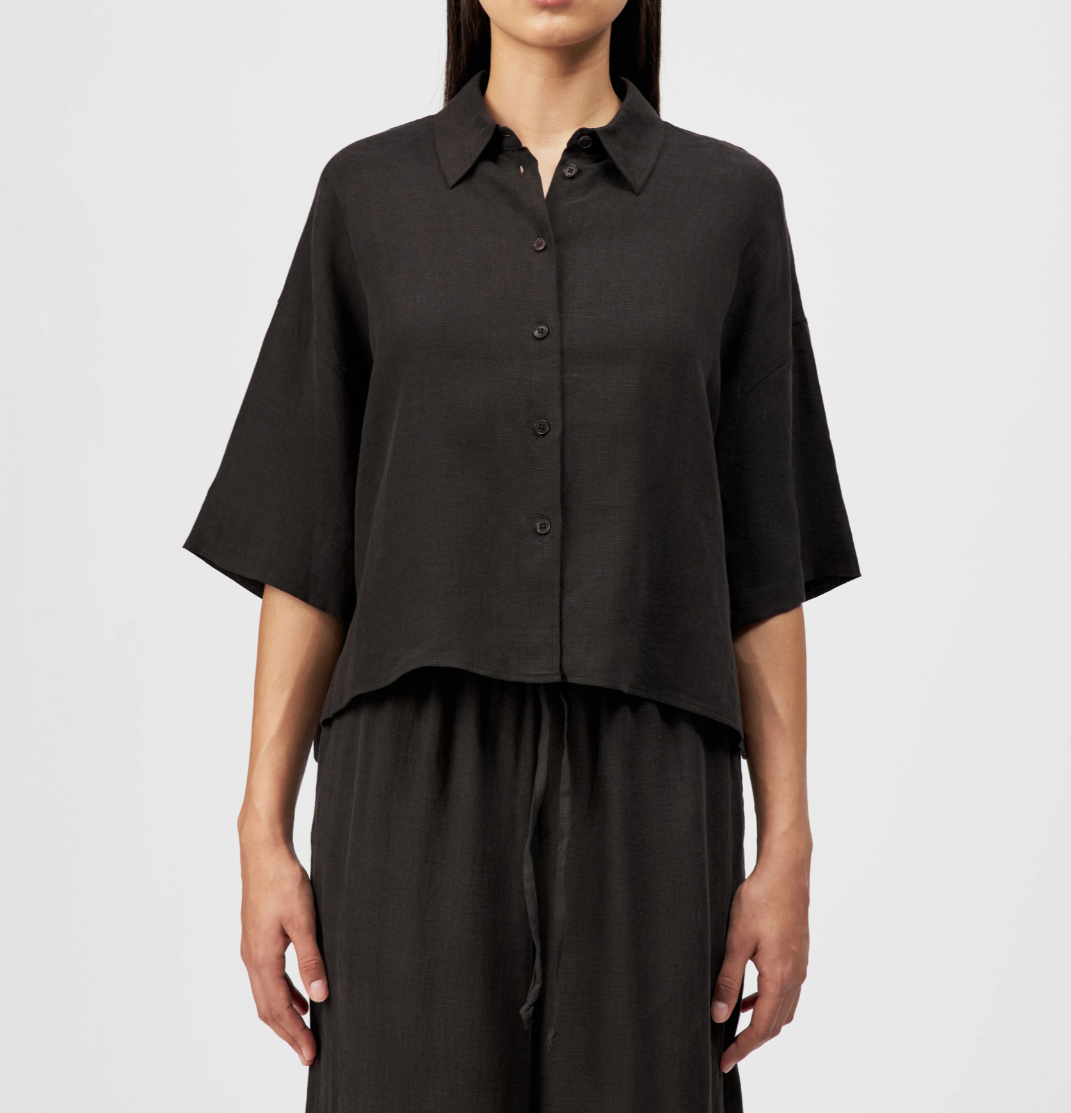 Drykorn YARIKA linen shirt in dark brown with slub texture, short sleeves, and relaxed fit.