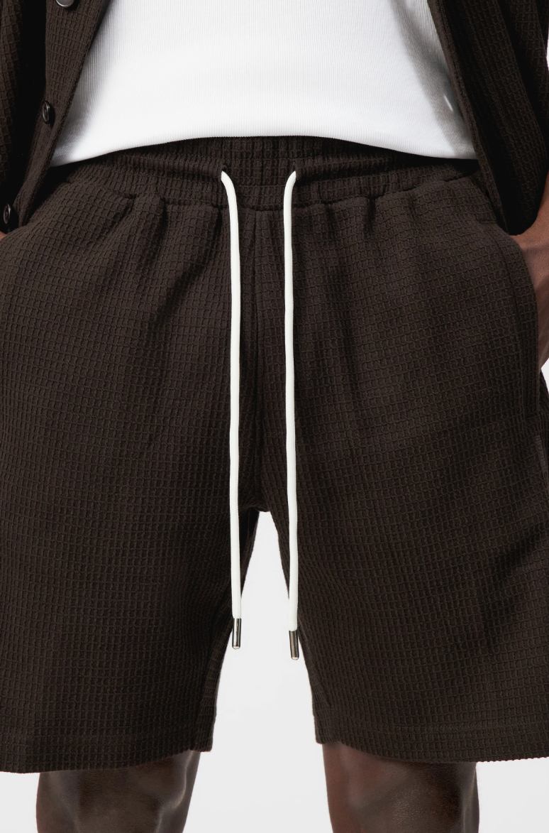 Drykorn BRIKKO shorts in brown made from cotton jersey with relaxed fit and minimalist design.