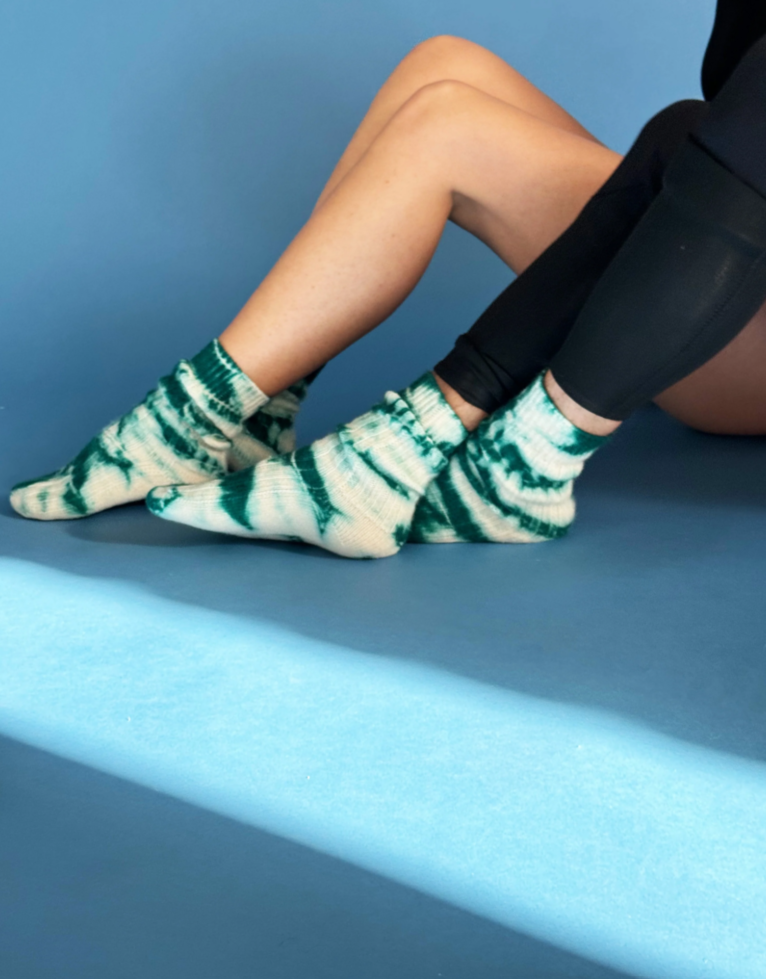 Meta Description Mell-o unisex tie-dye cashmere socks in Bottle Green. Handcrafted from 100% pure cashmere with a distinctive hand-dyed finish.