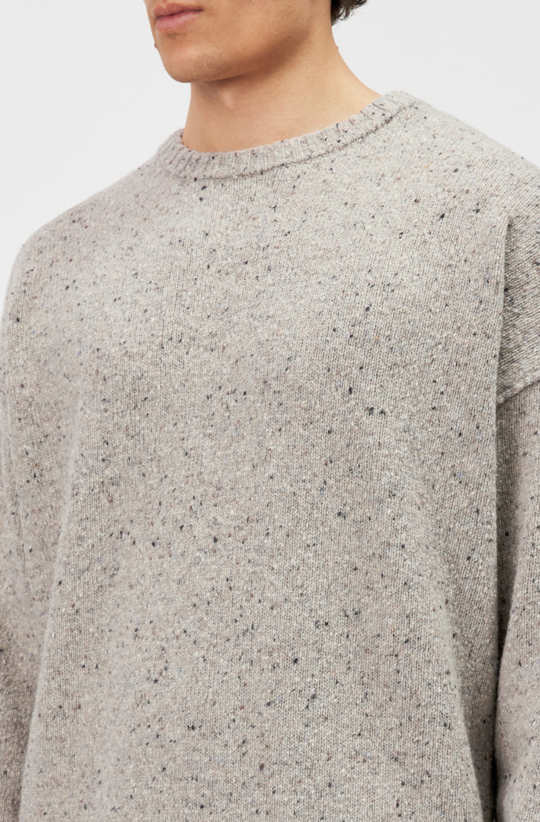 Drykorn NEELIO Knit Sweater for men in Beige with a relaxed fit and distinctive speckled tweed texture.