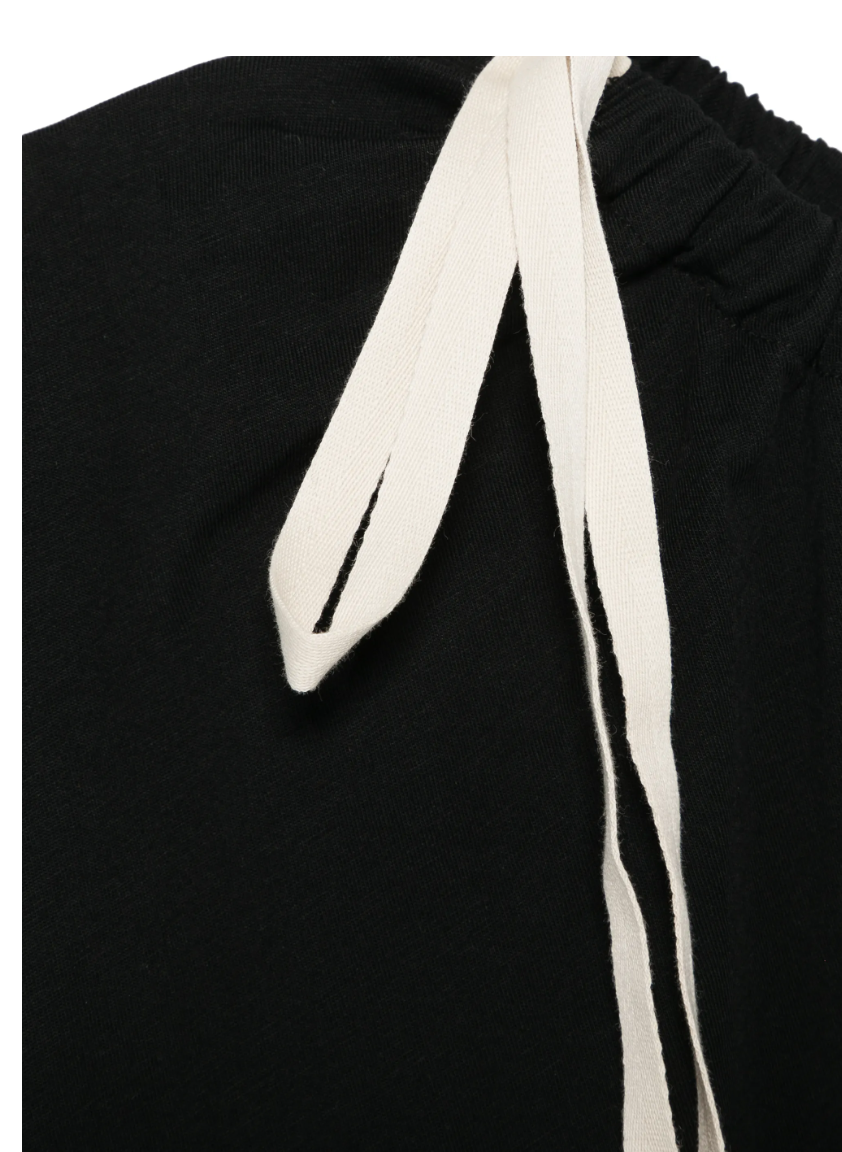 Tela Sibilla T-shirt in black with bow neckline, ruched sleeves, and relaxed fit.