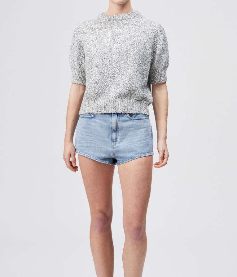 Drykorn SANIDY cropped light blue knit top with relaxed fit and soft mouliné texture for modern summer styling.