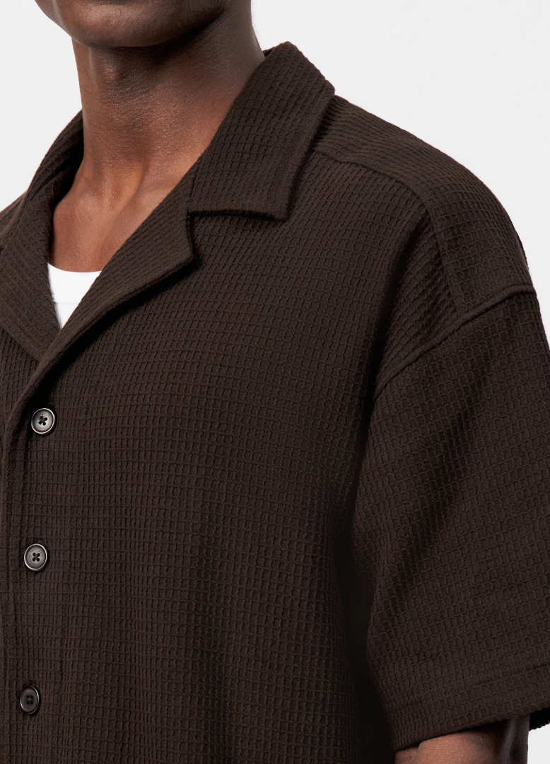 Drykorn BASIIL shirt in brown with waffle texture, Cuban collar, and relaxed fit.