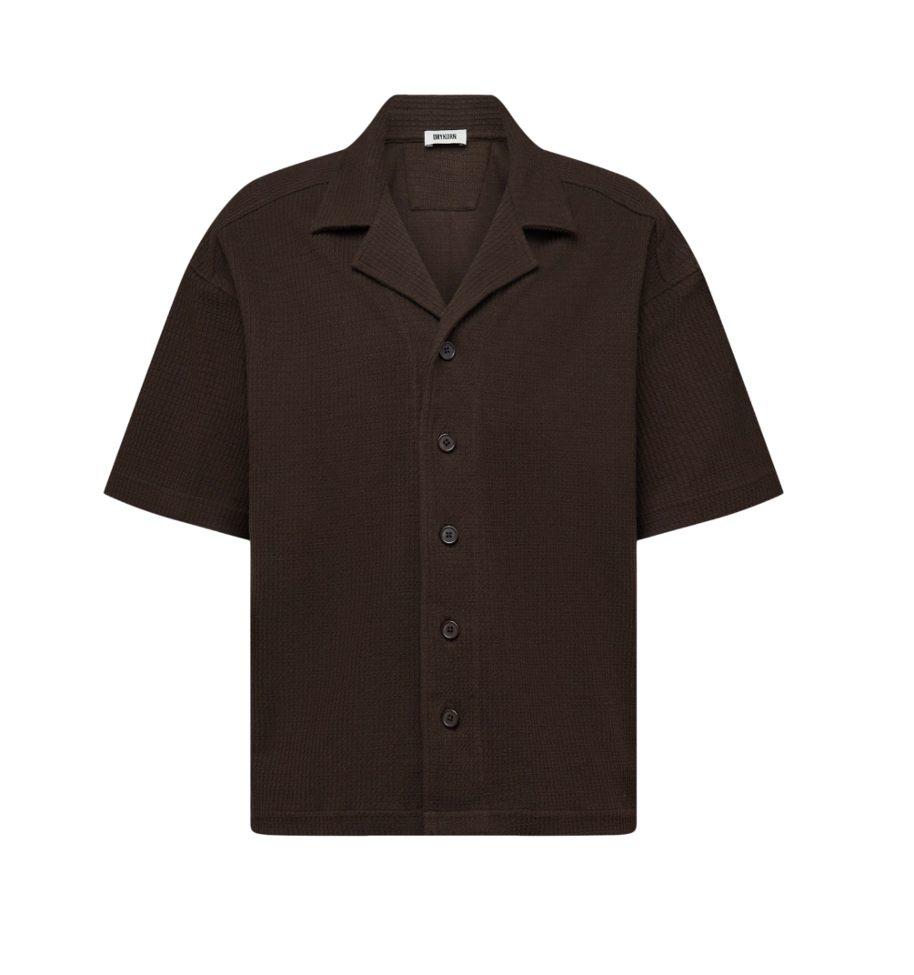 Drykorn BASIIL shirt in brown with waffle texture, Cuban collar, and relaxed fit.