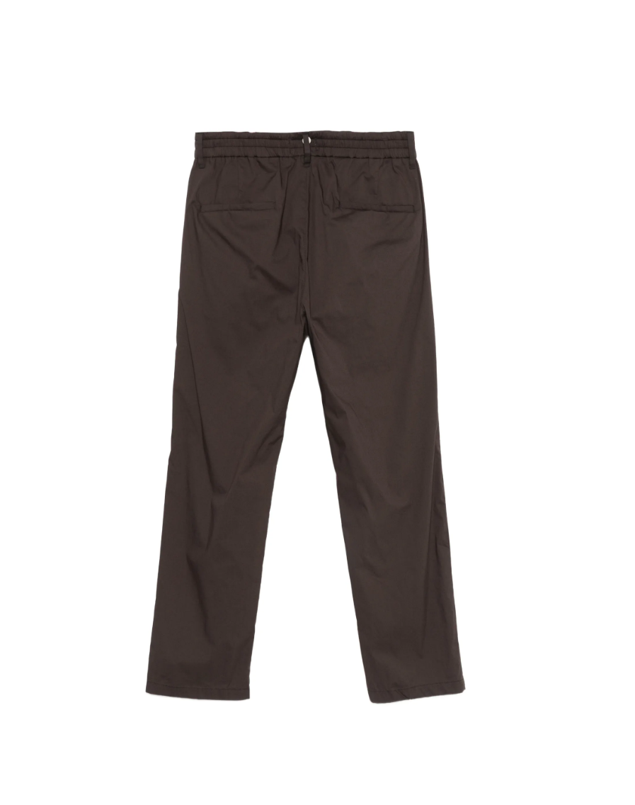 Drykorn CHASY pleated trousers in dark brown with elastic waistband, belt loops, and stretch cotton blend.