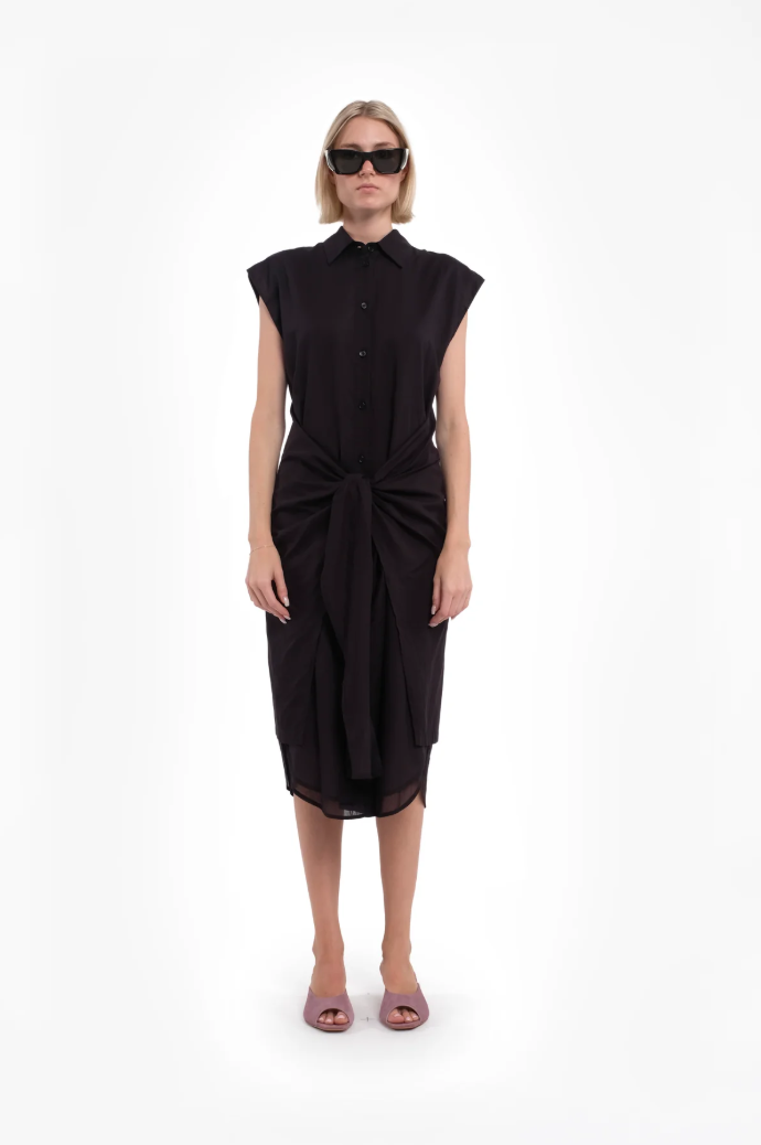 Tela D. Piramid midi shirt dress in black with front knot, ruched detail, and sleeveless design.