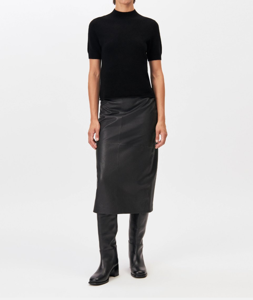 Drykorn FINIA_3 cashmere turtleneck sweater for women in Black with a slim fit, short sleeves and refined fine-knit finish.