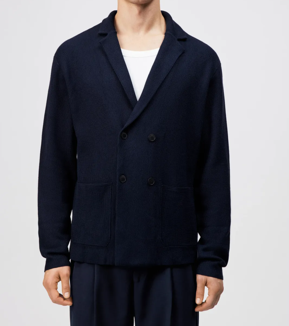 Dark navy SKELD men’s knit blazer by Drykorn in viscose blend with double-breasted design, boxy fit, and V-neck for modern elegance.