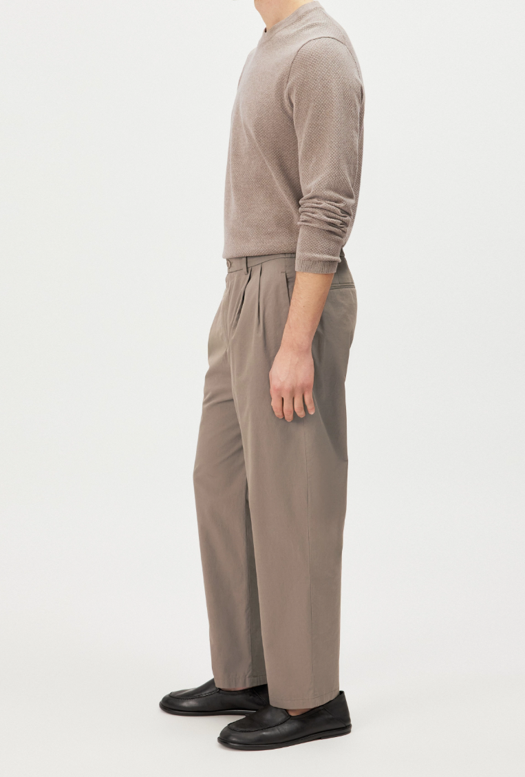 Drykorn MARYKO trousers for men in earth with tapered leg, pleats, and cotton twill fabric.