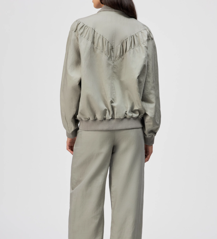 Drykorn GRENTON jacket in dried weed with oversized fit, stand collar, and hemp-lyocell blend.