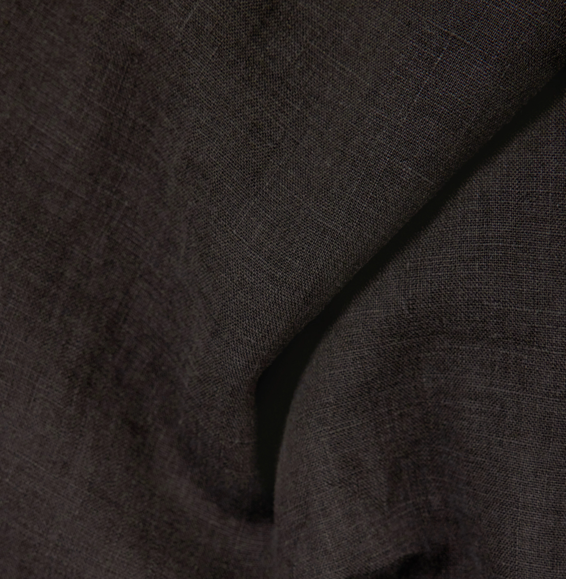 Drykorn YARIKA linen shirt in dark brown with slub texture, short sleeves, and relaxed fit.