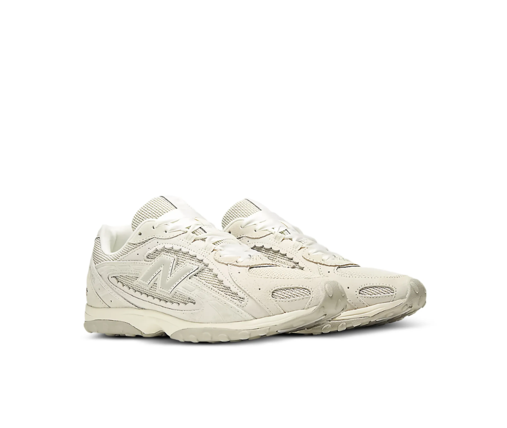 New Balance 204L sneakers for women in off-white with mesh and suede upper and minimalist design.