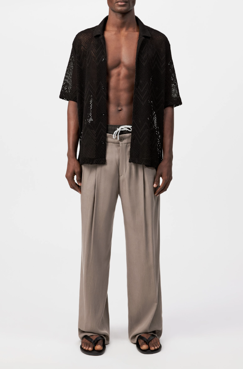 Drykorn BIJAN_2 shirt in brown with crochet-look texture, regular fit, and short sleeves.