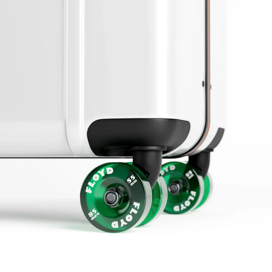 FLOYD wheel set in Racing Green with 8 polyurethane skateboard wheels and ABEC-7 bearings for smooth travel.
