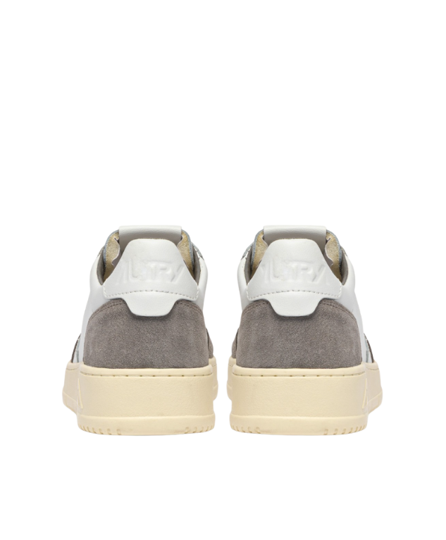 Autry Medalist Low sneakers for men in white leather with Cemento grey suede and retro tennis styling.