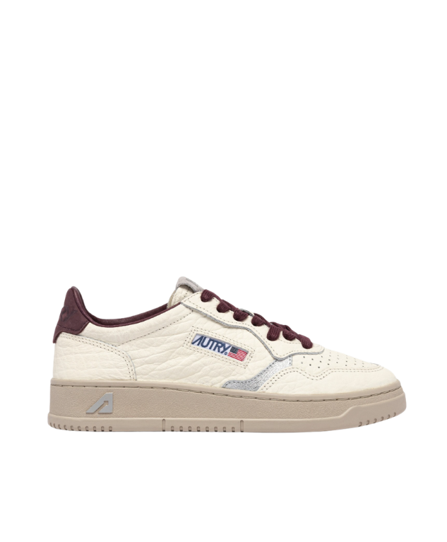 Autry Medalist Low sneakers in fig and silver with grained leather, nubuck details, and retro-inspired design.